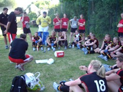 Halbzeit-Besprechung im Schatten... Foto: Schwettmann